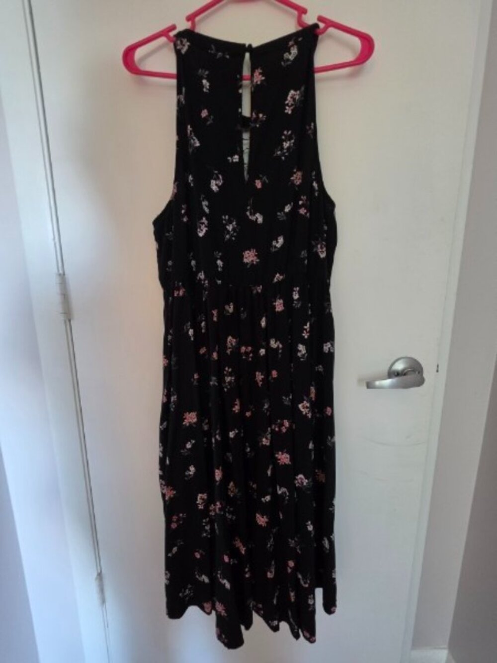 Torrid Size 2 Black Halter V Neck Flordal Dress with Pockets & Keyhole back